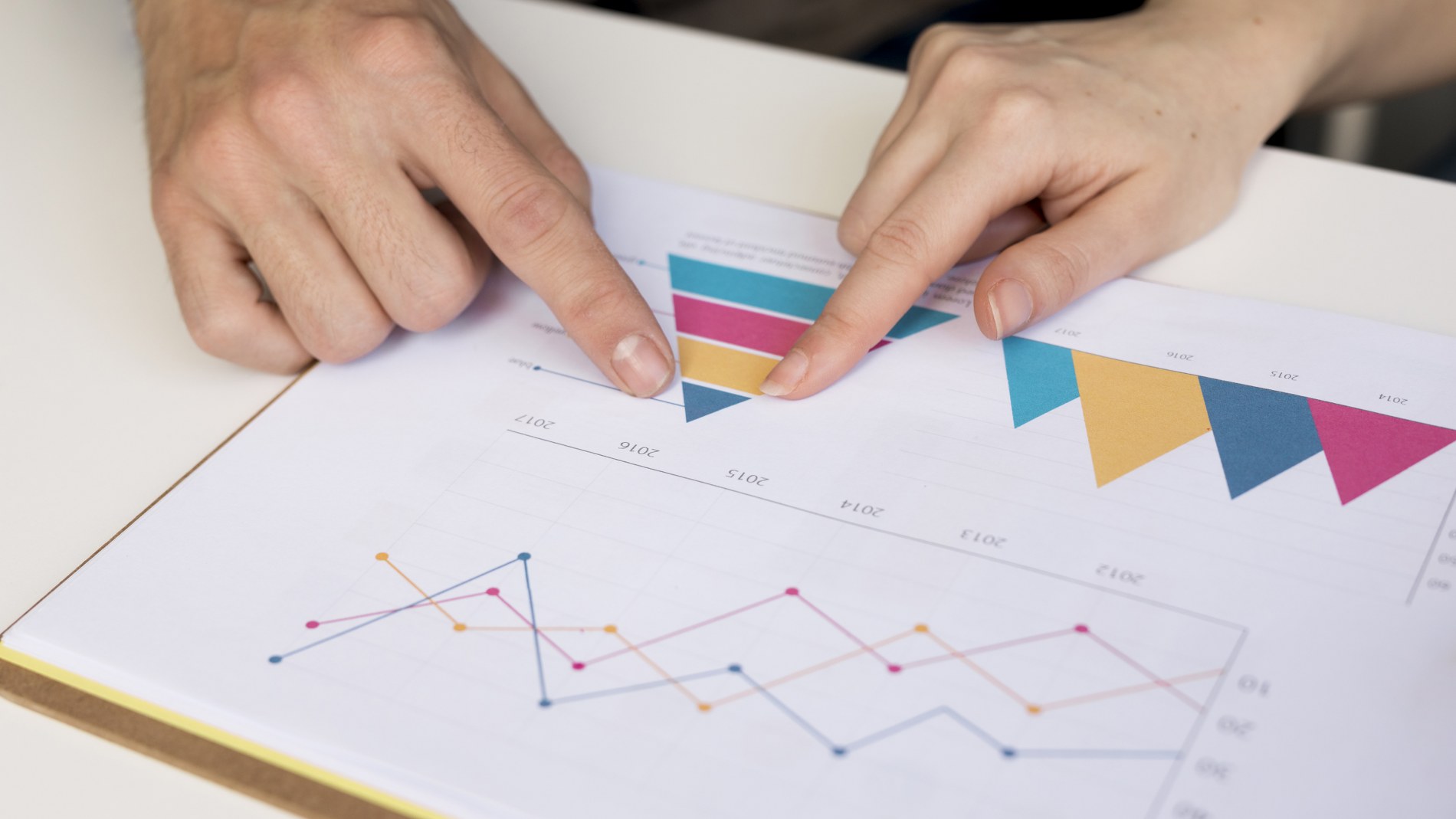 close-up-colleagues-analysing-business-chart_1900x1069